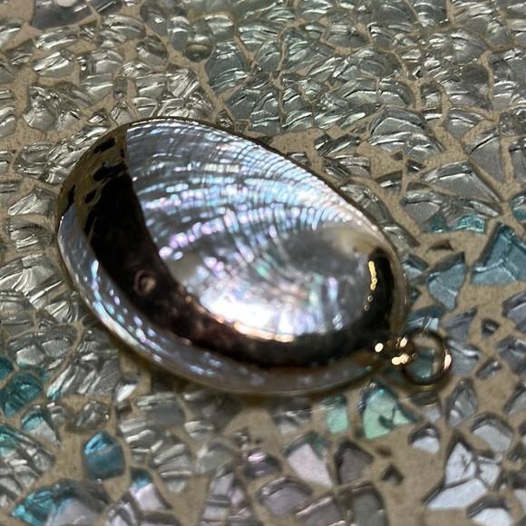 Gold small shell 1” necklace charm - Picture 3 of 6